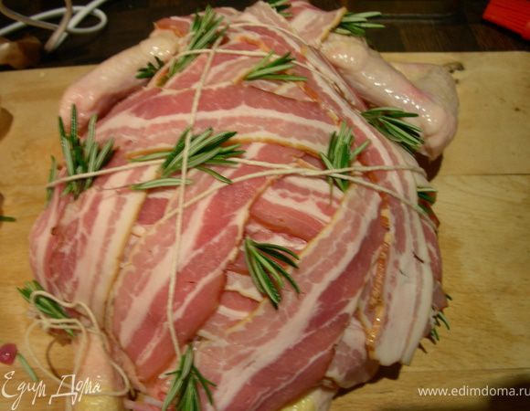 Разогреваем духовку до 190гр. Курицу моем, вытираем, обмазываем оливковым маслом и перцем. Делаем ей шубку из панчетты или бекона, ломтики можно выкладывать в произвольном порядке, главное, чтобы курица была хорошо им покрыта. Закрепляем шубку кулинарной нитью. Втыкаем произвольно небольшие веточки розмарина. В форму для запекания или гусятницу выкладываем луковицу, а затем курицу, хорошенько закриваем фольгой. Ставим ее в духовку. У меня курица весом 1.3 кг готовилась немного меньше 2 часов. К сожалению, у меня сейчас нет точных раскладок по весу-времени приготовления, по-моему, 1 кг прибавляет около 1 часа запекания.