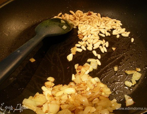 Мелко режем лук и чеснок и обжариваем их на оливковом масле (у меня 1 ст.л.) минут 3-5, затем отодвигаем их на одну сторону сковороды, добавляем кедровые орешки и жарим еще пару минут. Снимаем с огня и даем немного остыть.

