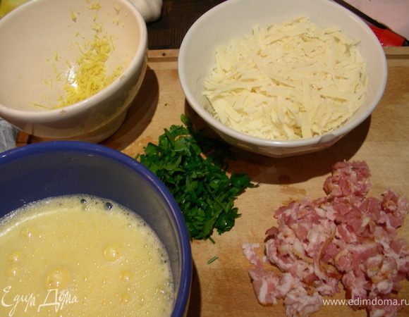 Измельчаем зелень. Мелко натираем цедру лимона. Яйца взбиваем. Мелко нарезаем панчетту. Натираем пармезан.
