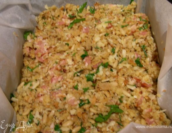 Смешиваем все для запеканки: смесь лука и орешков + крошки + все из шага 5. Оставляем немного пармезана для посыпки. Пока это можно отставить в сторону, так как ее надо ставить в духовку ближе к концу приготовления курицы (за 30 мин). Запекаем ее при 190-200 гр 15-20 мин под фольгой и еще 10 мин открытой, в этот момент посыпаем сыром.

