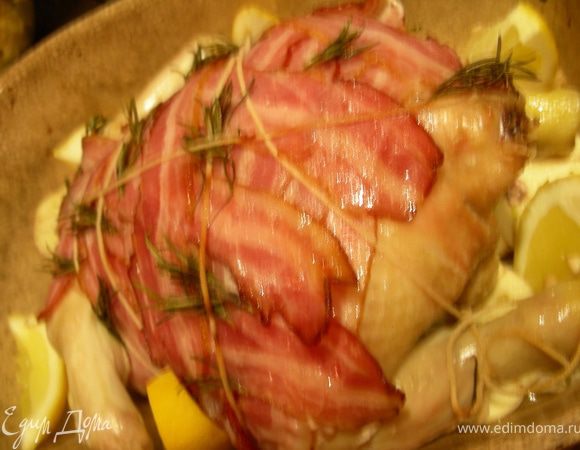 Где-то через 1 час - 1ч.20 мин достаем курочку, добавляем к ней чеснок и лимон. Головку чеснока просто разрезаем напополам, лимон режем на 6 сегментов. Теперь курочку ничем не накрываем, чтобы она подрумянилась. Я в этот момент слила виделившийся сок и потом периодически ее им поливала. Готовим еще минут 30-50, зависит от духовки. Можно отдельно запечь картофель, например, с солью и розмарином. Я его отварила в пароварке до полуготовности, затем добавила к курице. Курица готова, если при ее протыкании вытекает прозрачный сок.