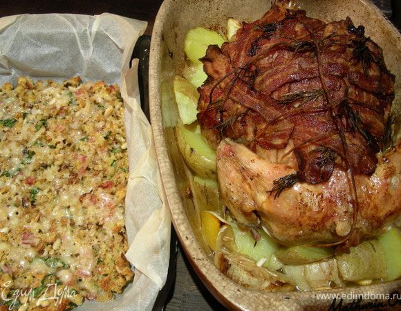 Подаем наше блюдо. Лучше всего на большом блюде (у меня такого не оказалось) выложить курицу, вместе с запеченными чесноком и картофелем, рядом поставить нашу запеканку (stuffing) и теплый соус. Приятного аппетита))