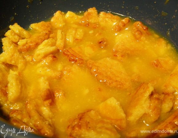 Выжимаем сок из 1 апельсина, смешиваем с лимончелло. Крупно крошим печенье и добавляем его к апельсиновому соку (не надо, чтобы оно там совсем плавало, если сока много, то лучше его отлить).
