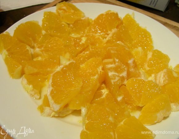 Оставшиеся 2 апельсина чистим и нарезаем небольшими сегментами. 
