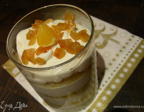 Собираем наш десерт слоями по порядку крем - печенье - апельсины. И так до конца. Ставим его в холодильник на пару часов. Перед подачей украшаем цукатами и долькой апельсина. Приятного аппетита))
