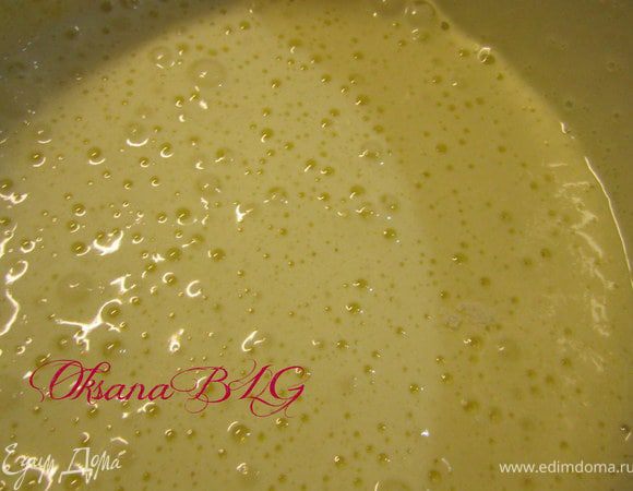 Яйца взбить с сахаром.