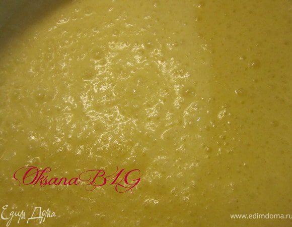 Добавить растопленный маргарин и кефир.