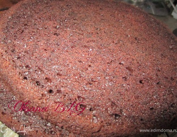 Выпекать 30-45 минут при температуре 180 градусов. До сухой деревянной шпажки.
Готовый бисквит разрезать на 4 коржа. Один корж оставить для крошки.