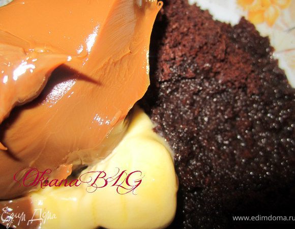 В крошку добавить 2 ст.л. вареной сгущенки, 50-70 гр. масла. Перемешать сформировать шарики.