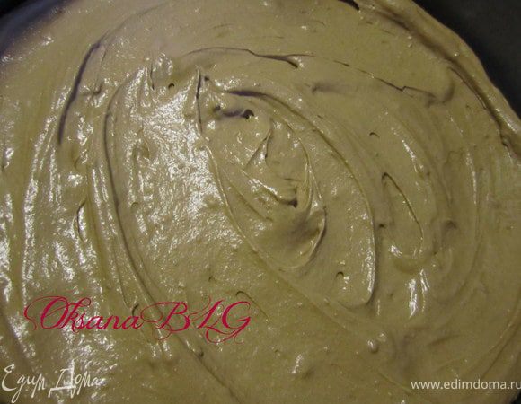 Заранее приготовить ганаш. Сливки довести до кипения. добавить шоколад масло. Все перемешать до однородной массы. Охладить и взбить. Нанести часть крема на нижний корж.