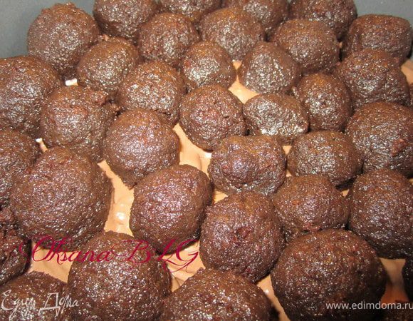 Выложить шарики из крошки.