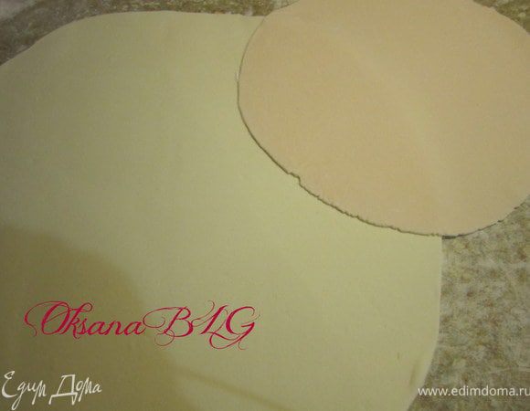 Для украшения раскатать мастику.