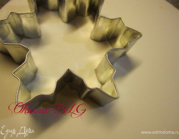 На верху торта надавить выемкой.