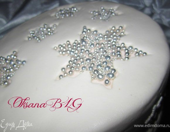 Так сделать необходимое количество снежинок или любых формочке. Смочить водой и на поверхность выложить сахарные бусинки.