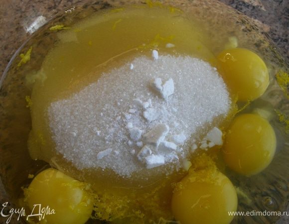  Я ошиблась в расчетах количества ингредиентов и сделала не основание, а бисквит для целого торта высотой 5,5 см, т.е. взяла для бисквитной массы в 3 раза больше ингредиентов. (излишки не пропали, они исчезли за полчаса)) Нам нужно испечь основание высотой 1,5 см. Яйца, сахар, ванильный сахар, лимонную цедру и соль подогреем на водяной бане до 45 градусов. По совету Евы начала взбивать яйца миксером, когда вода в кастрюле закипела, переставила кастрюлю на стол, на нее сверху водрузила миску с яйцами и продолжила взбивать до увеличения в объеме в 4 раза. 