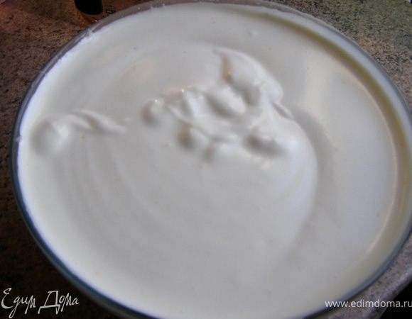 Далее взбиваем в течение 10 минут менее интенсивно. Именно так масса приобретет нужную степень пористости