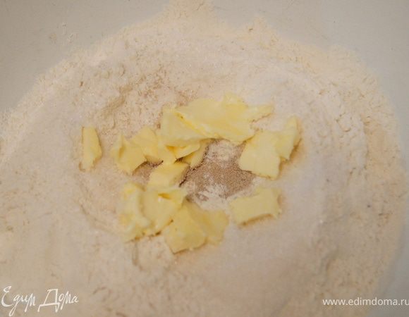 Муку просеять в миску горкой. Сделать вверху углубление, по краям распределить соль и сахар. В центре положить дрожжи и нарезанное маленькими кусочками масло комнатной температуры. Влить воду. Мешать, начиная от середины, так, чтобы мука с краев сама опускалась к центру. Затем размешивать круговыми движениями 10 мин.