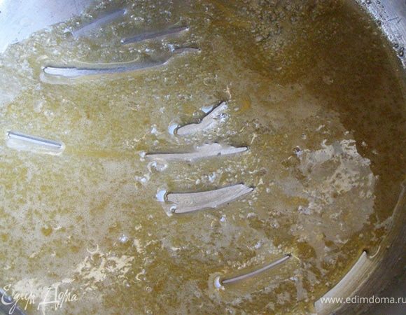 В этом рецепте используется крахмальная патока. Я нашла в интернете такое объяснение ее использования в кондитерском производстве: придает пористость и хороший вкус хлебобулочным изделиям, замедляет черствение, препятствует кристализации в кремах.
Если вы, как я, не можете найти в продаже крахмальную патоку, то можно сделать ее подобие. Я в интернете нашла такой рецепт: на 5 частей коричневого сахара 1 часть меда, Чуть нагреть вместе, сахар должен раствориться.  