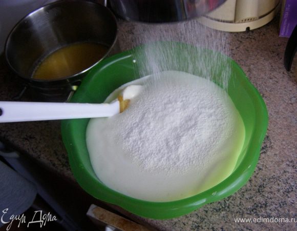 Просеем муку в яичную смесь