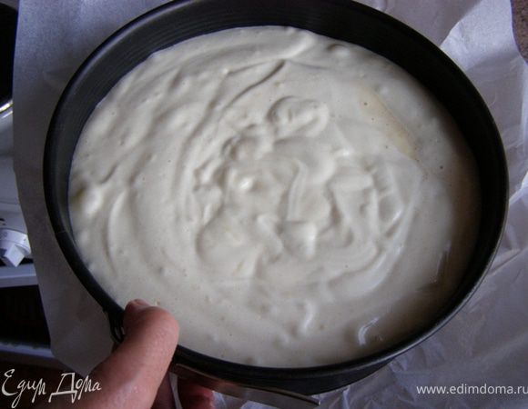 Дно разъемной формы выложим пергаментов и смажем маслом. Заполним ее тестом и поставим выпекать в предварительно разогретую до 180 градусов духовку 