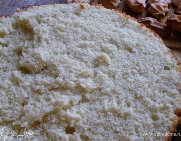 При такой температуре выпекаем около 30 минут. Карл Шумахер предлагает выпекать при 160 градусах 40 минут. Готовность торта проверяем зубочисткой. Примечание Шумахера: основания для тортов, бисквитные слои, рулеты и пр. сразу после выпечки помещают на посыпанную сахарной пудрой бумагу для выпечки, таким образом предотвращая усыхание изделия. Т.к. я испекла бисквит высотой 5,5 см, то чтобы он не осел в процессе остывания, воспользовалась советом Евы: остужать бисквит нужно, перевернув его в горячем виде "головой" вниз, на яичной решетке. http://www.edimdoma.ru/recipes/32905 