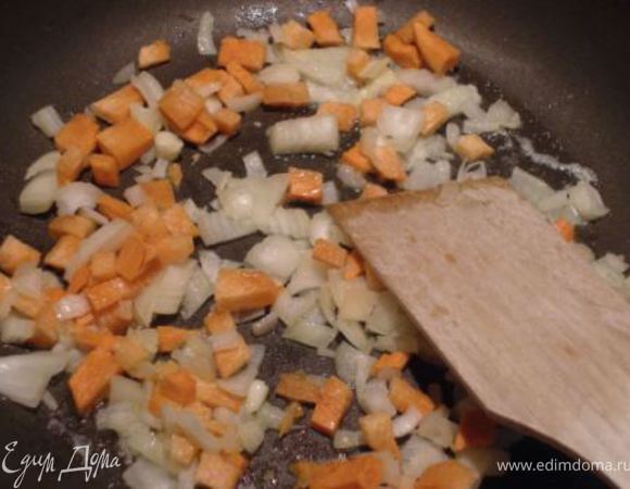 Морковь и лук измельчить, обжарить на сливочном масле.