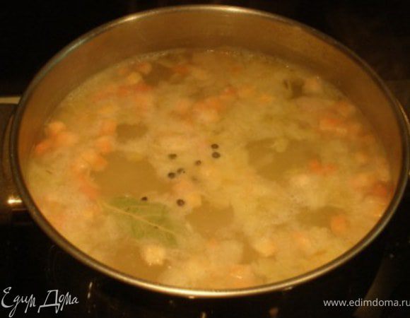 Морковь и лук добавить к картофелю. Положить в суп лавровый лист и перец горошком. Варить до готовности картофеля. Посолить. 