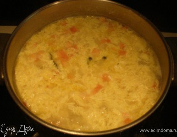 Яйца слега взбить. Помешивая суп по кругу, тонкой струей вливать яйца в воронку. Приправить зеленью и сразу же подавать:)