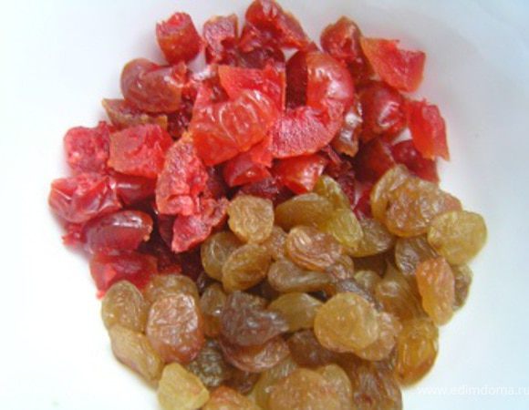 Подготовить сухофрукты, вишню нарезать на кусочки,