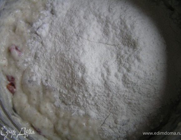 затем всыпать муку (около 150-170 г).