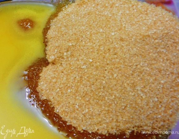 Масло слегка растопить и взбить с сахаром.