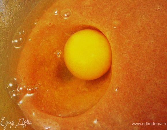 Вбить в масляно-сахарную смесь по одному яйцу.