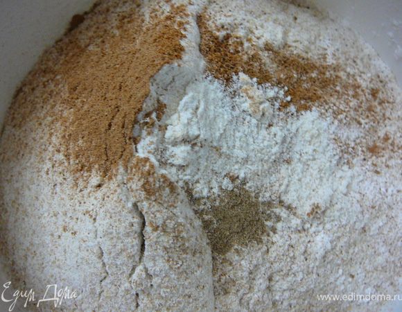 Муку просеять с разрыхлителем,добавить пряности.