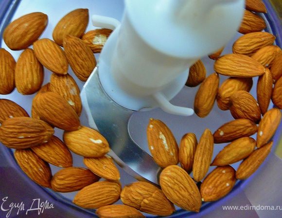 Орехи смолоть в блендере или порубить ножом,не мелко.