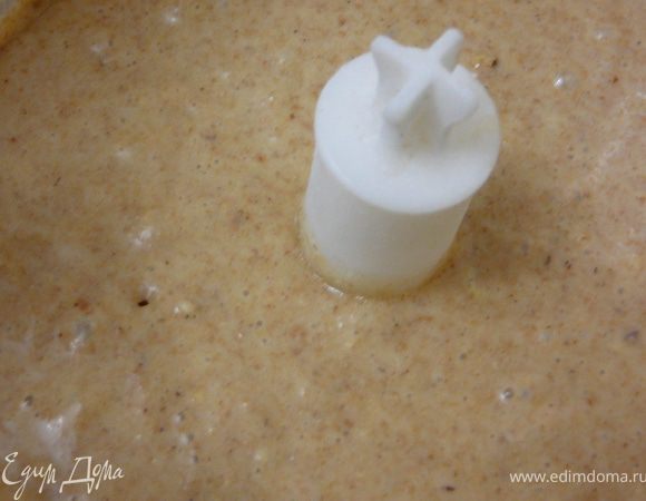 Добавить орехи к муке с пряностями,тщательно перемешать и соединить с маслно-яичной смесью.