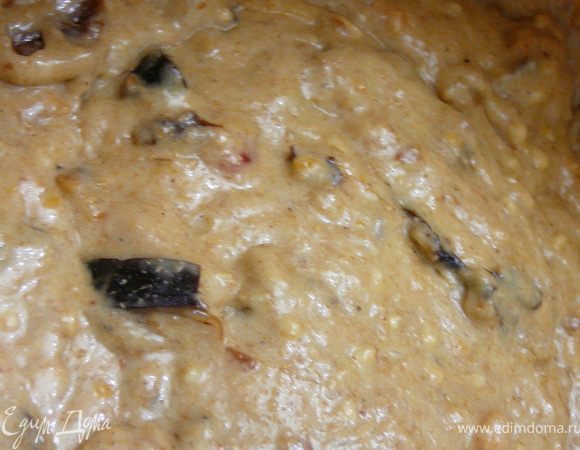 Сухофрукты отжать.Добавить в тесто и перемешать лопаткой (не в блендере). Если вы не собираетесь добавлять цедру,то пришло самое время ее удалить.