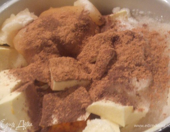 . Все (все до единого) ингредиенты из верхнего списка мы сложим в кастрюльку и поставим на средний огонь. Постепенно масло и мед растопятся, смесь полностью смешается (мы ей в этом поможем), и начнет закипать. При этом от одного запаха из этой кастрюльки вам захочется уже сейчас открыть шампанское…Вот увидите... Эту смесь нужно будет прокипятить при слабом кипении в течение 10 минут, потом снять с огня и оставить остывать на пол-часа - час.Это и есть та самая хитрость, которая позволит нам избежать долгого замачивания
сухофруктов и длительного выстаивания уже готового кекса. Сухофрукты от тепла впитают в себя все невероятные ароматы – и ром, и мед, и апельсиновый сок…
 Пока сухофрукты остывают нам тоже будет чем заняться. Для начала нужно включить духовку – поставьте нагрев на 150С. Форму для кекса – простую круглую (берите не меньше 20-22 см в диаметре – тесто достаточно сильно поднимается) нужно проложить бумагой для выпечки, чтобы потом не было проблем  с доставанием кекса.
  Теперь, когда смесь сухофруктов достаточно остыла (она все еще теплая, но если вы дотронетесь пальцем, вам не должно быть горячо) – самое время добавить остальные ингредиенты. То есть в еще теплое тесто мы добавляем яйца, молотый миндаль и муку, просеянную с содой и разрыхлителем. А теперь смотрите что будет происходить. Смотрите и не пугайтесь. Сода под воздействием тепла начнет активно «пузыриться» и разрыхлять наше тесто. Прямо в кастрюльке. Спокойно переложите неспокойную смесь в форму для выпечки и отправляйте в духовку, где она проведет час-полтора и превратится в совершенно потрясающий ароматный фруктовый кекс.
   Уже готовый, его нужно остудить полностью в форме. Потом достать, украсить на ваш вкус – и честно говоря – можно есть прямо сейчас. А можно традиционно убрать в шкаф, предварительно завернув в фольгу или бумагу. И там он уверенно пролежит до праздников, пропитается своими ароматами, станет еще более насыщенным и желанным. И самое главное – его совершенно не придется ничем пропитывать… Заявляю со всей ответственностью – останется таким же влажным и мягким…

