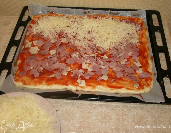 Дальше выкладываем начинку и засыпаем сыром. У меня как у сырной души его 300 грамм, можно меньше, а лучше бооольше:) 