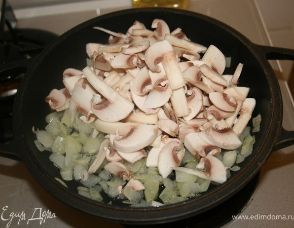 Лук обжарить с грибами в отдельной сковороде.
