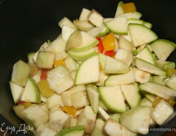 Добавить баклажан и кабачок к перцу. Посолить. Потушить минут 10-15, дл готовности.