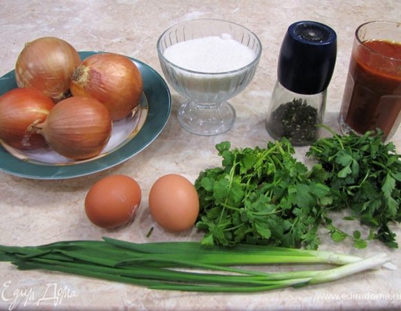 Для того, чтобы котлеты хорошо выглядели снаружи и не подгорели при жарке я их запекаю в духовке при температуре 210 градусов в течение 20 минут.
При этом, они не должны касаться друг друга, чтобы хорошо запеклись со всех сторон. После этого, сложив в соответствующего размера керамическую посуду, я заливаю соусом и ставлю при 180 градусах на 30 минут. За счет керамики котлеты прогреваются довольно медленно, что позволяет им приготовиться, но при этом они остаются очень сочными.
