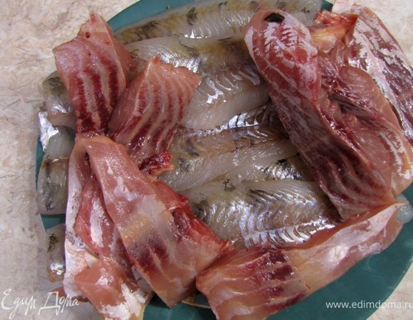 Но, по порядку.
Возьмите филе сазана, удалите все реберные кости. Для этого проще всего сделать, если вы прорежете мясо рыбы вдоль каждой кости с обеих сторон. Мелкие косточки в теле сазана можно не удалять, т.к. они хорошо перемалываются мясорубкой и вы их даже не почувствуете.
Затем положив филе на кожу длинным тонким ножом проводите вдоль кожи, осуществляя пилящие движения и снимаете филе с кожи. Мясо сазана жестче семги, поэтому это будет сделать несколько сложнее.
Тоже самое сделайте с филе сазана.
Порежьте филе на куски толщиной 3-4 сантиметра.