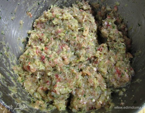 Перемелите филе на мясорубке через сетку среднего размера (у меня отверстия - 3 мм в диаметре).
Промойте траву, перемелите половину на той же мясорубке.
Возьмите половину репчатого лука, почистите и порежьте его, чтобы можно было положить в мясорубку.
Перемелите репчатый лук. За счет того, что небольшая часть лука останется в мясорубке, все остальное перемелится и добавлять что-то вроде хлеба не надо.
Положите в миску с мясом соль, свежемолотый черный перец, сушеный тимьян. Разбейте туда же два яйца.
Помните, что солить надо хорошо, иначе вкус блюда не проявится (как ни странно никто из моих знакомых не говорил, что я пересаливаю блюда). У меня ушло около столовой ложки соли.
Хорошенько перемешайте фарш в течение трех минут. Фарш должен выглядеть как на фотографии. Красные включения - это мясо сазана. В готовом блюде выглядит очень интересно.