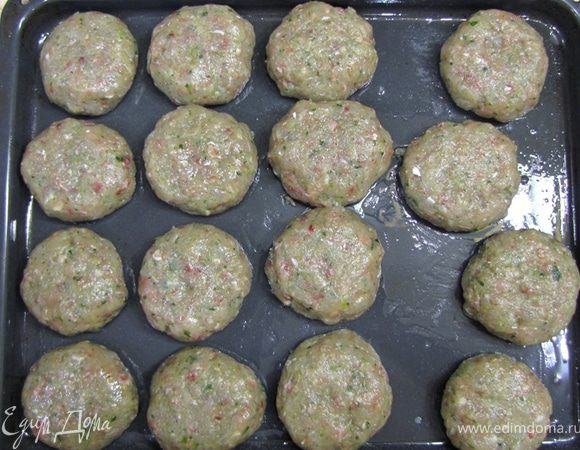 Поставьте фарш в холодильник на пол часа или час, накрыв миску пленкой или крышкой, чтобы фарш стал плотнее.
Возьмите большой противень и смажьте его немного растительным маслом.
Достаньте фарш и сделайте из него котлеты.
Для этого возьмите порцию фарша (у меня это горсть... но у меня большие руки  ).
Для того, чтобы фарш не прилипал я промываю руки водой перед формированием каждой котлеты.
Сложите кисти своих рук лодочкой и с силой бросайте порцию фарша из руки в руку. Так фарш станет более плотным и гладким снаружи. Скатайте из фарша шарик, положите его на противень и слегка придавите, чтобы сформировать диск. Я делаю довольно толстые котлеты, поэтому прижимаю несильно. Такие котлеты получаются более сочными.
Сделайте тоже самое со всем фаршем. Помните, что между котлетами на противне должны остаться зазоры, чтобы котлеты хорошо запеклись со всех сторон.