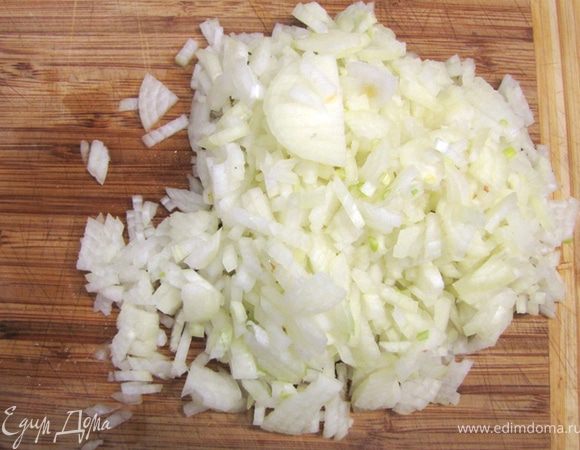 Разогрейте духовку до 210 градусов.
Готовьте в течение 20 минут.
В это время порежьте оставшийся лук как можно мельче на кубики.