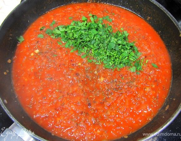 Выключите огонь.
Порубите мелко вторую половину зелени и положите в соус.