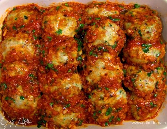 Полейте котлеты сверху соусом. Распределите соус равномерно по всем котлетам и заполните пустоты между ними.