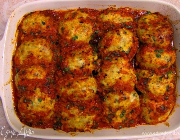 Запекайте котлеты в духовке при температуре 180 градусов в течение 30 минут.