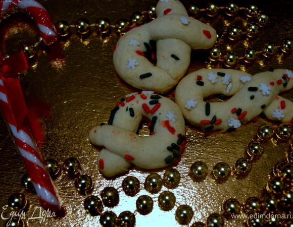 Разогрейте духовку до 180 С. Смажьте противни маслом.
В большой миске взбейте вместе сливочное масло с сахаром до получения однородной массы. Вмешайте яйцо и ваниль. Смешайте муку и разрыхлитель; добавьте во взбитую смесь и перемешайте до однородного состояния. Разделите тесто на порции размером с грецкий орех. Раскатайте каждый кусочек в жгут, а затем сформируйте петли. Поместите печенье на подготовленные противни на расстоянии 5 см друг от друга.
Выпекайте 8 - 10 минут в предварительно разогретой духовке, пока печенье не затвердеет и не подрумянится по краям.