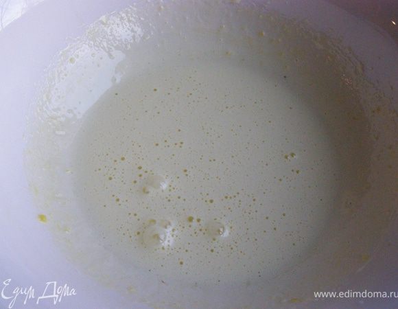 Взобьем до образования пены желтки, 25 г сахара, ванильный сахар и соль